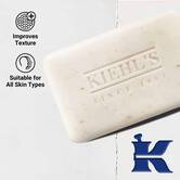 Milo Ultimate Man Body Scrub Soap, ki poudarja njegovo teksturirano površino. Besedilo poudarja izboljšano teksturo in primernost za vse tipe kože.