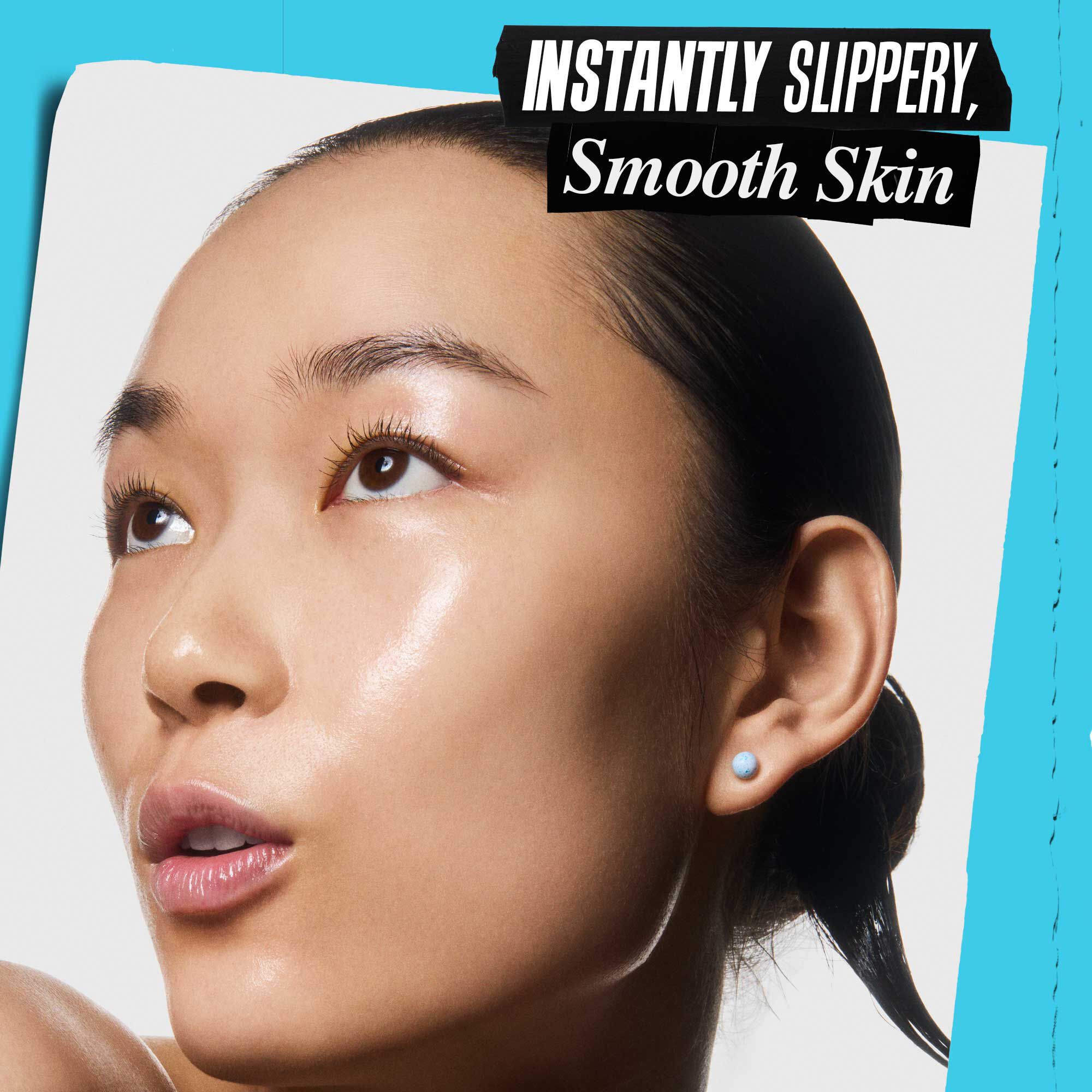 Oseba nanaša Kiehl's Clearly Corrective Triple Acid Peel na kožo.