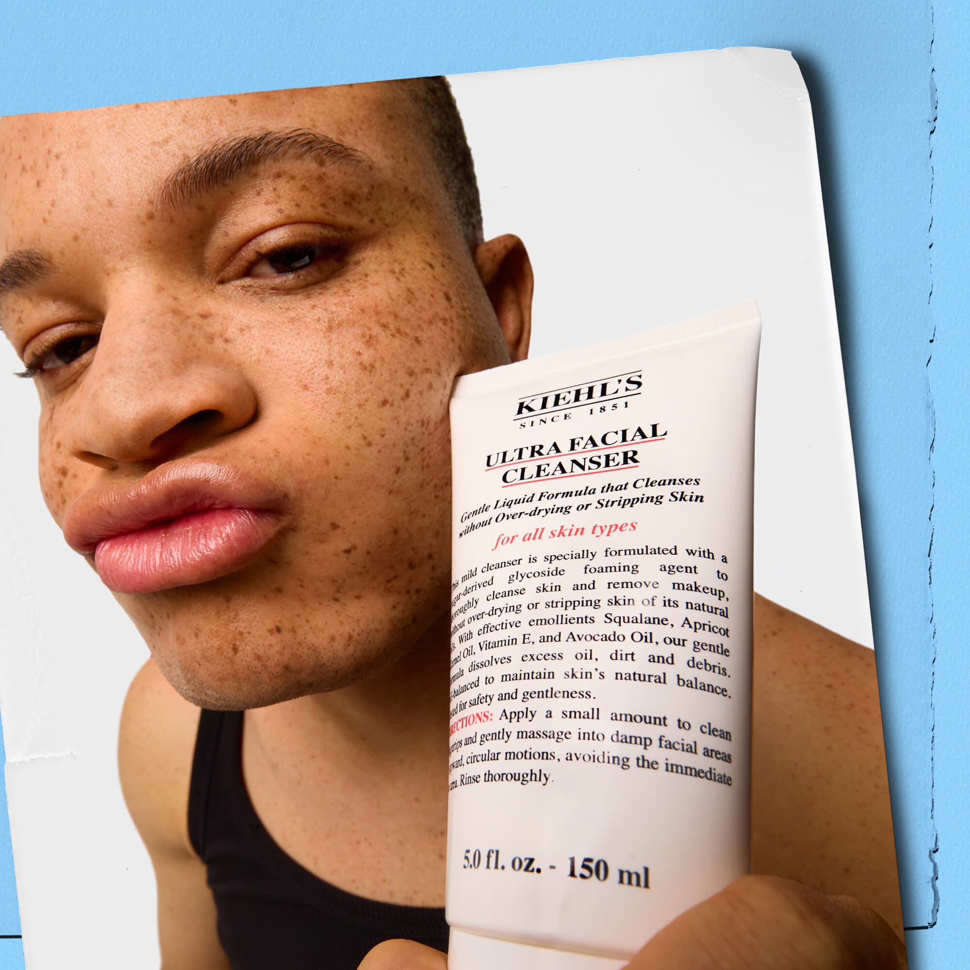 Model drži tubo Kiehl's Ultra Facial Cleanser