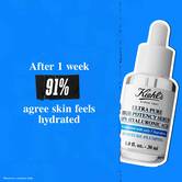 Steklenička Ultra Pure 1.5% Hyaluronic Acid Serum na modrem ozadju z besedilom: »Po 1 tednu se 91 % strinja, da je koža navlažena.«