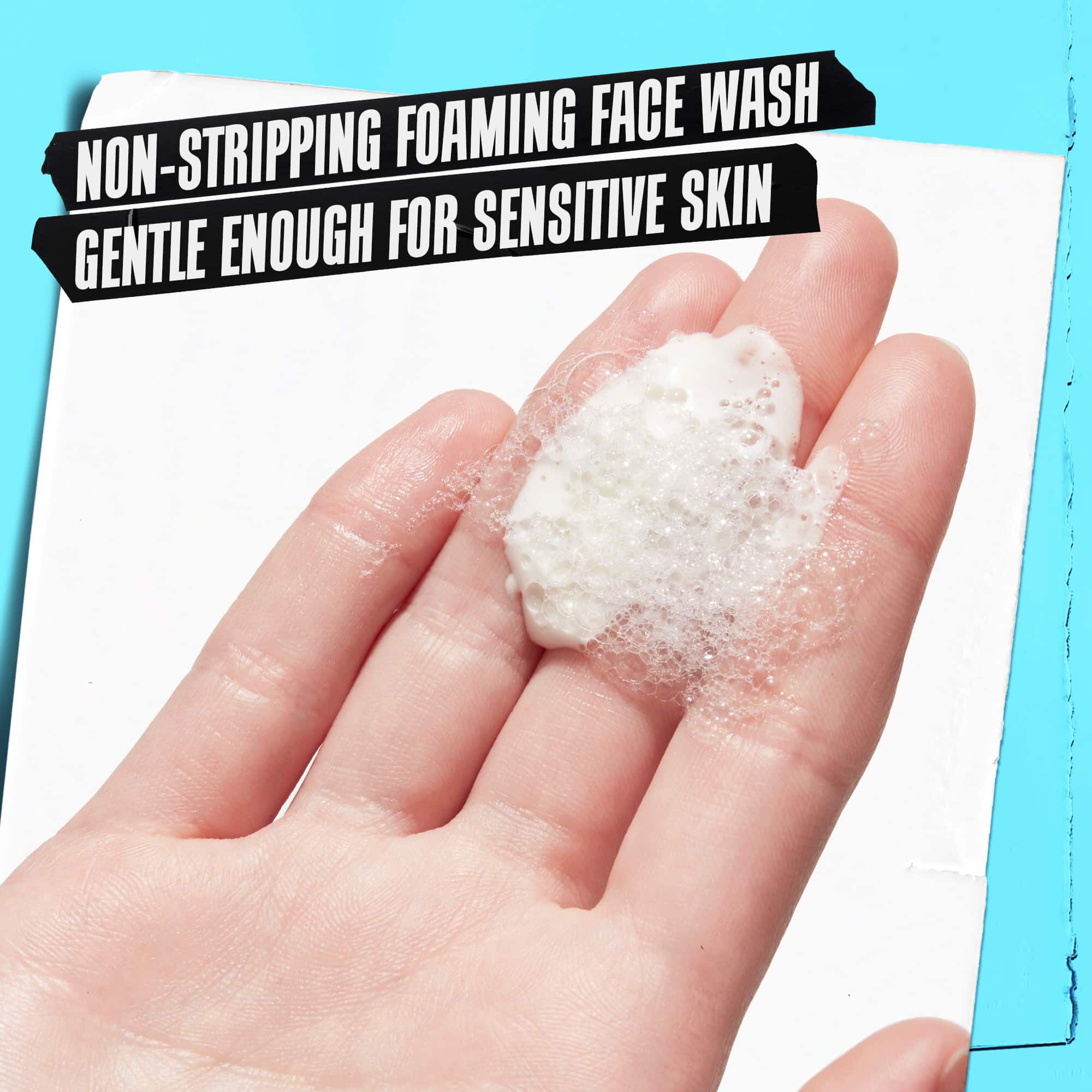 Dlan drži peno Ultra Facial Oil-Free Cleanser z oznako »Peneče čistilo, ki ne izsuši, dovolj nežno za občutljivo kožo.«