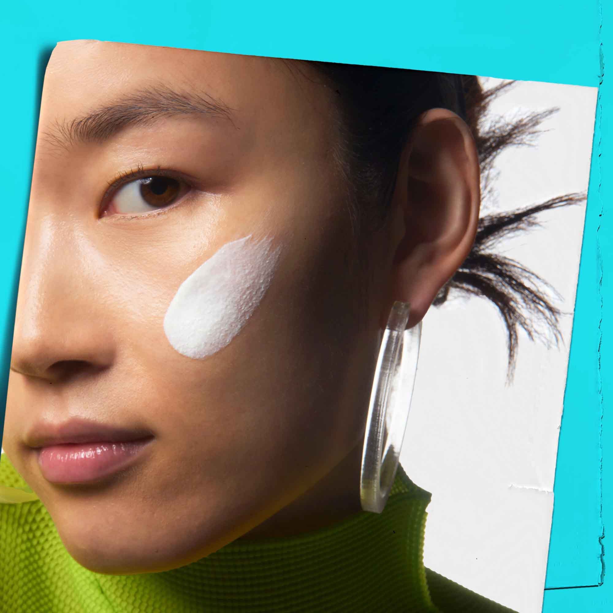 Ultra Light Daily UV Defense Aqua Gel se nanaša na kožo.