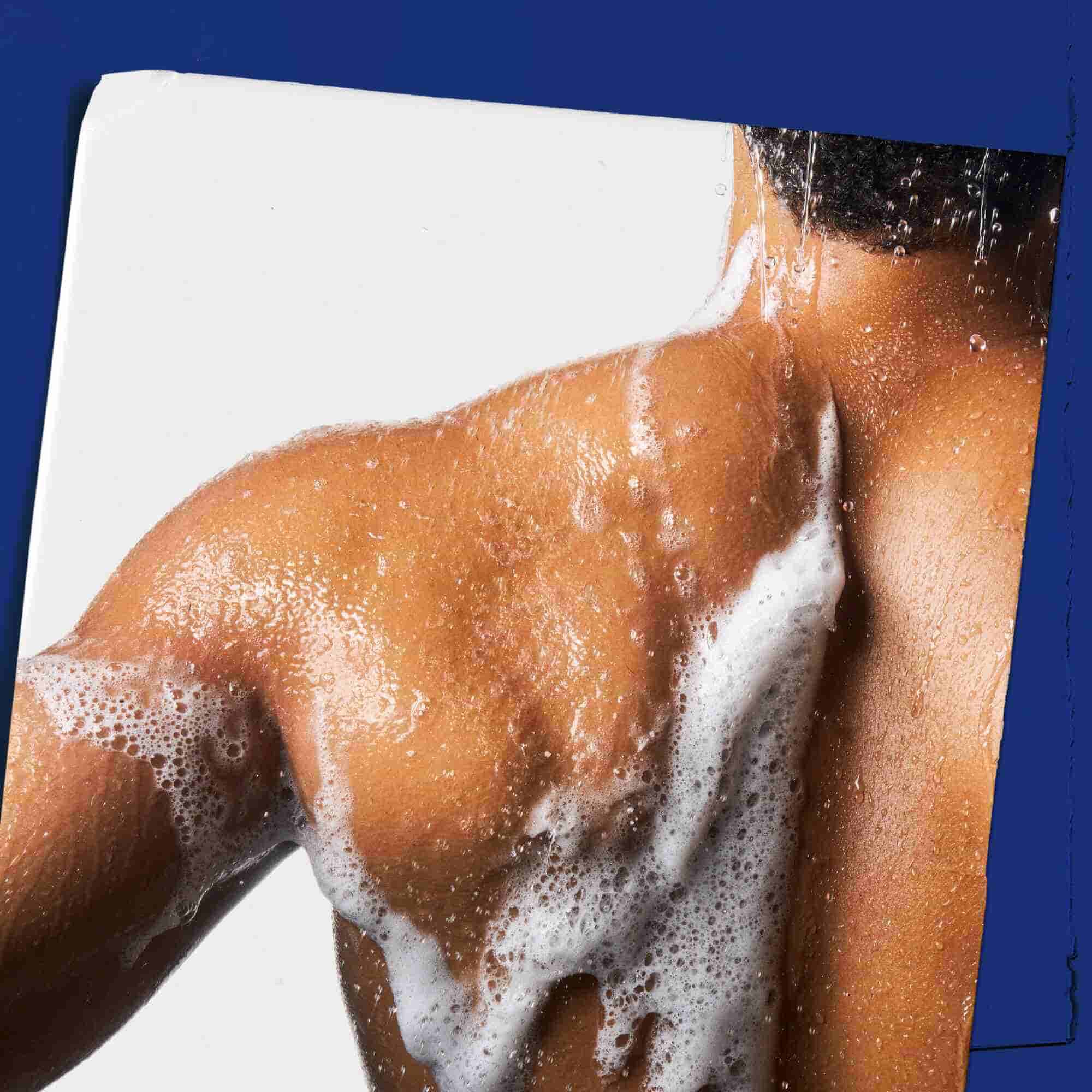 Izdelek Body Fuel All-In-One Energizing Wash, spenjen na koži, ki prikazuje uporabo.