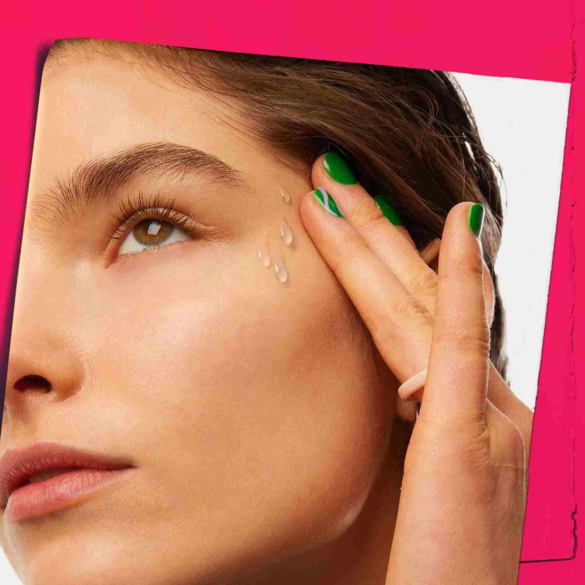 Ultra Pure 9.8% Glycolic Acid Serum se nanaša na kožo.