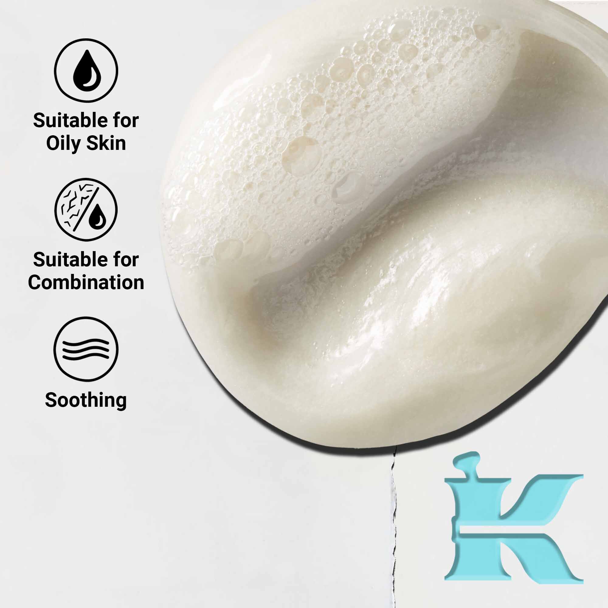 Bližinski posnetek teksture Ultra Facial Oil-Free Cleanser, ki prikazuje lahko, kremasto formulo. Besedilo poudarja pomirjujoče učinke in primernost za mastno in mešano kožo.