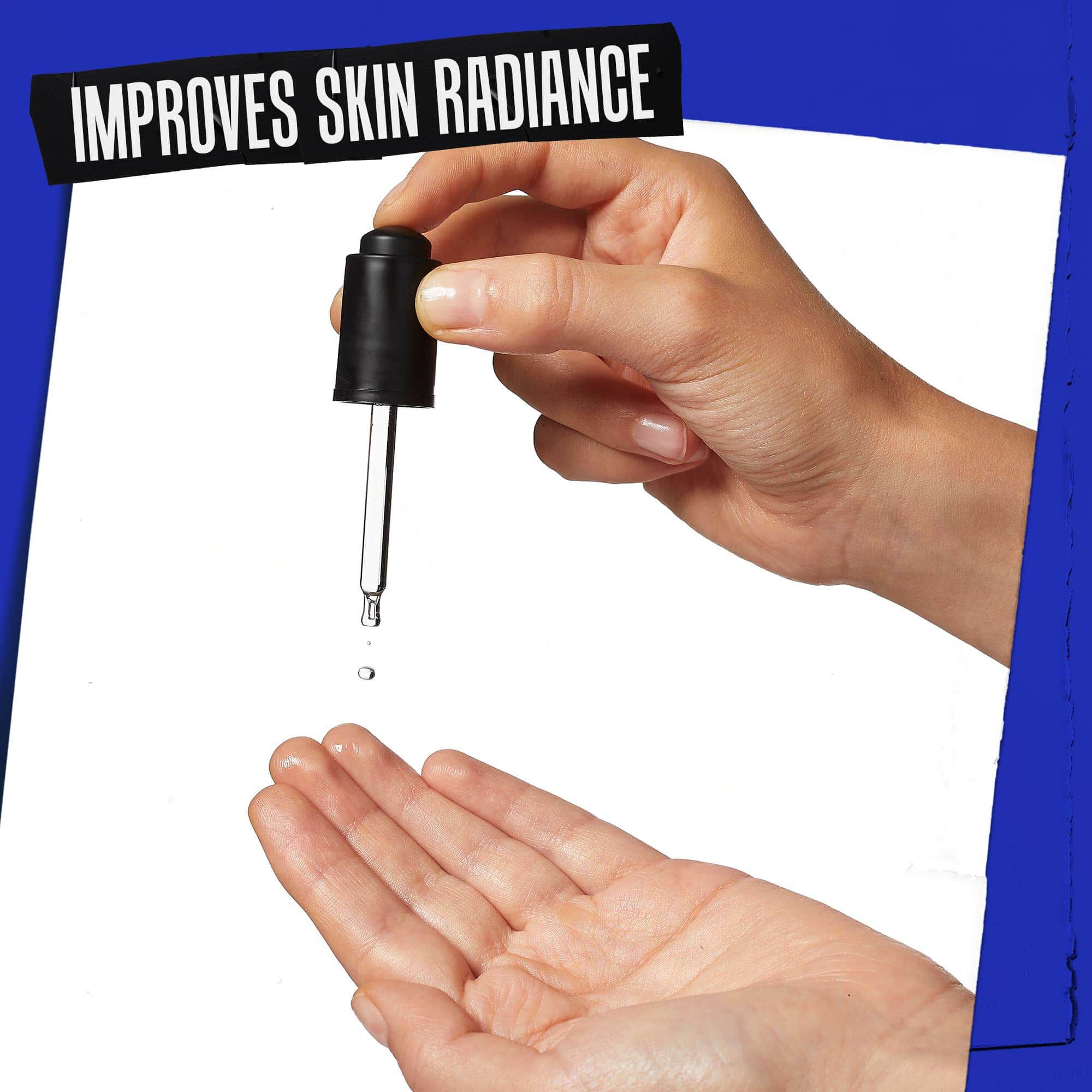 Dlan, na katero kaplja Midnight Recovery Concentrate, z oznako »Izboljša sijaj kože«.