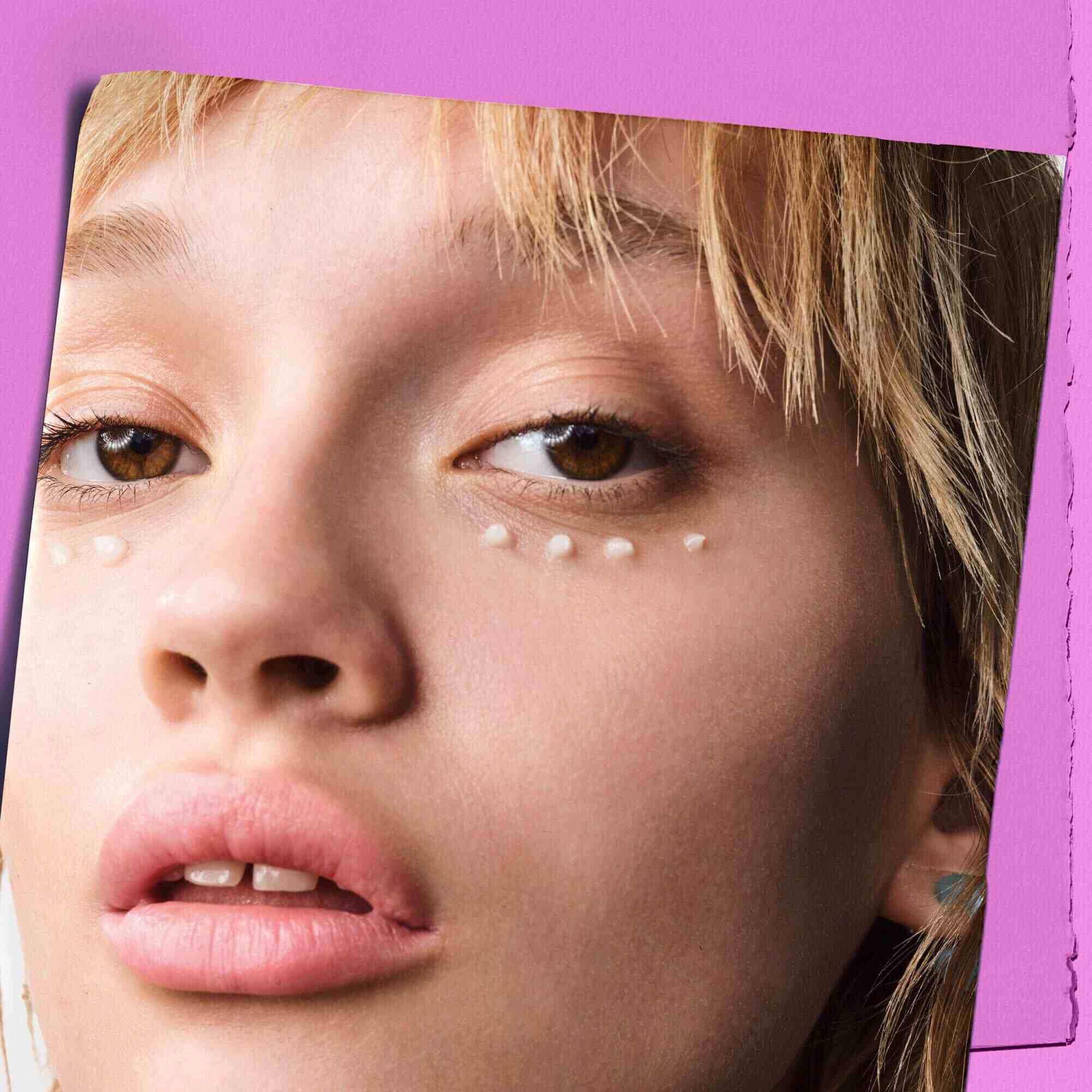 Model s pikicami kreme Kiehl's Super Multi-Corrective Eye Zone Treatment pod očmi