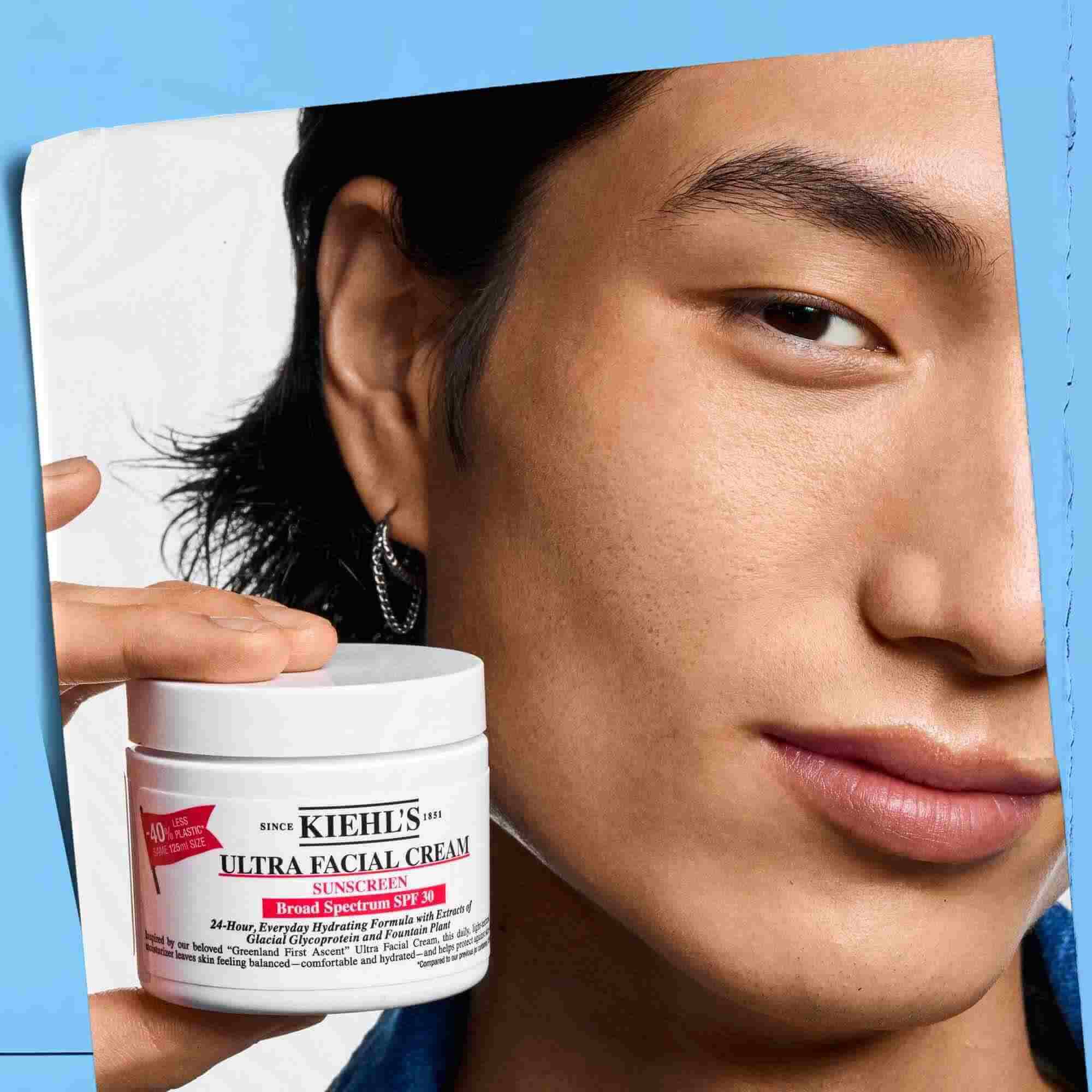 Ultra Facial Cream SPF 30 v roki, kar prikazuje prenosljivost in enostavnost uporabe.