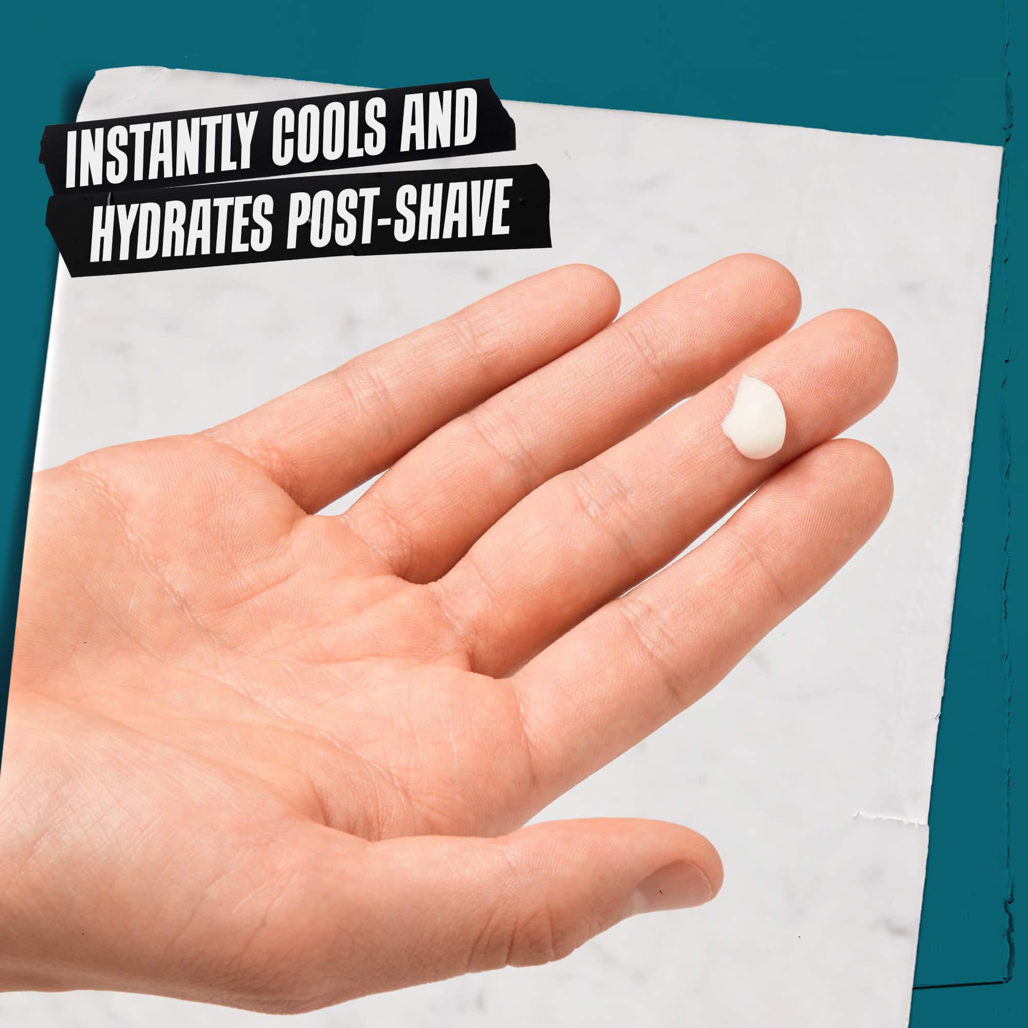 Dlan z majhno količino Close Shavers Squadron Smooth Glider Precision Shave Lotion. Besedilo se glasi »Takoj ohladi in pomiri po britju.«