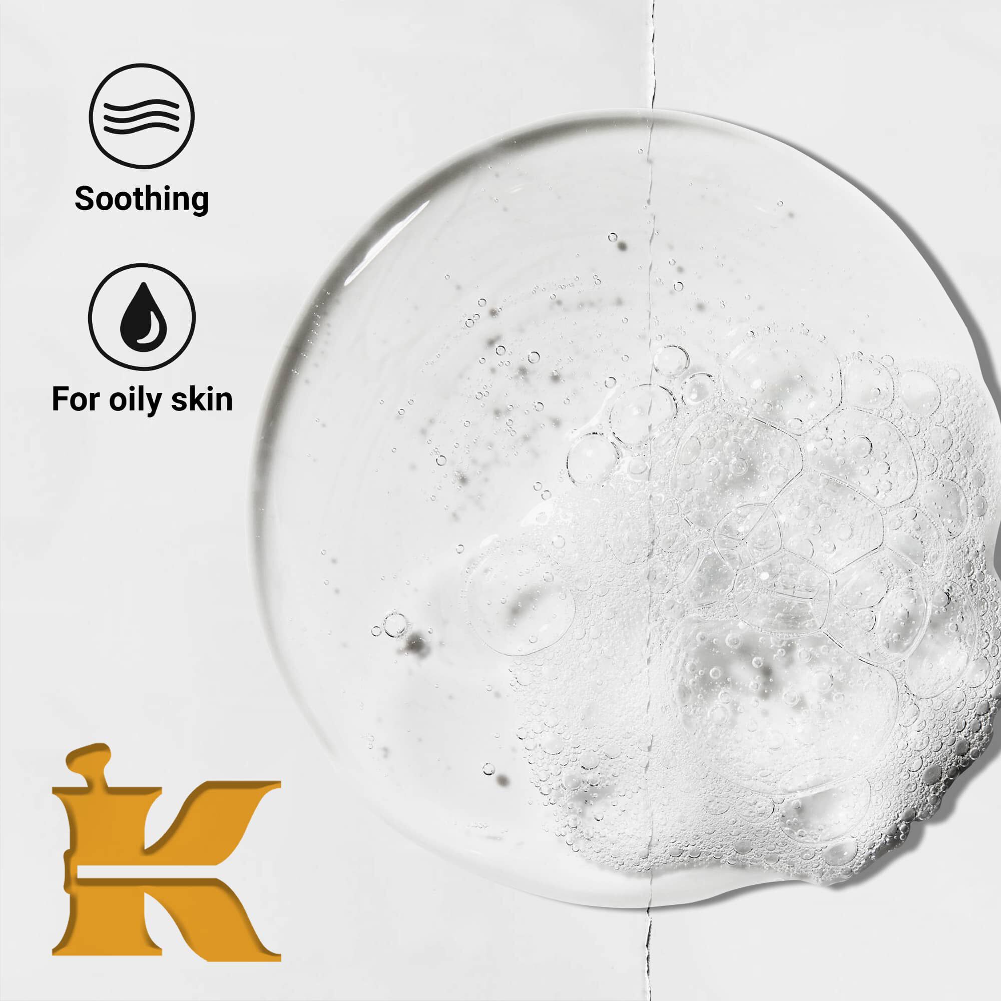 Fotografija teksture izdelka z ikonami, ki označujejo, da deluje pomirjujoče in je namenjen mastni koži