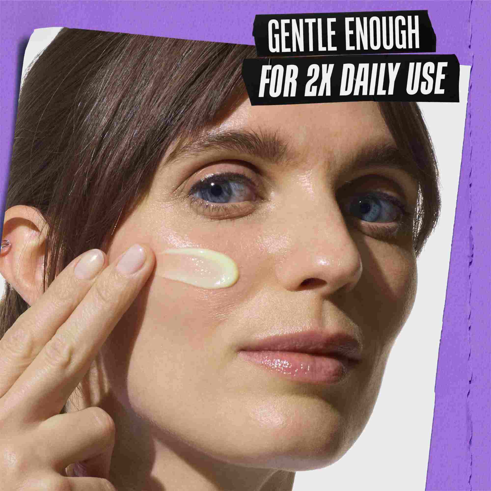 Model z vzorcem seruma Kiehl's Retinol Skin Renewing Daily Microdose na obrazu