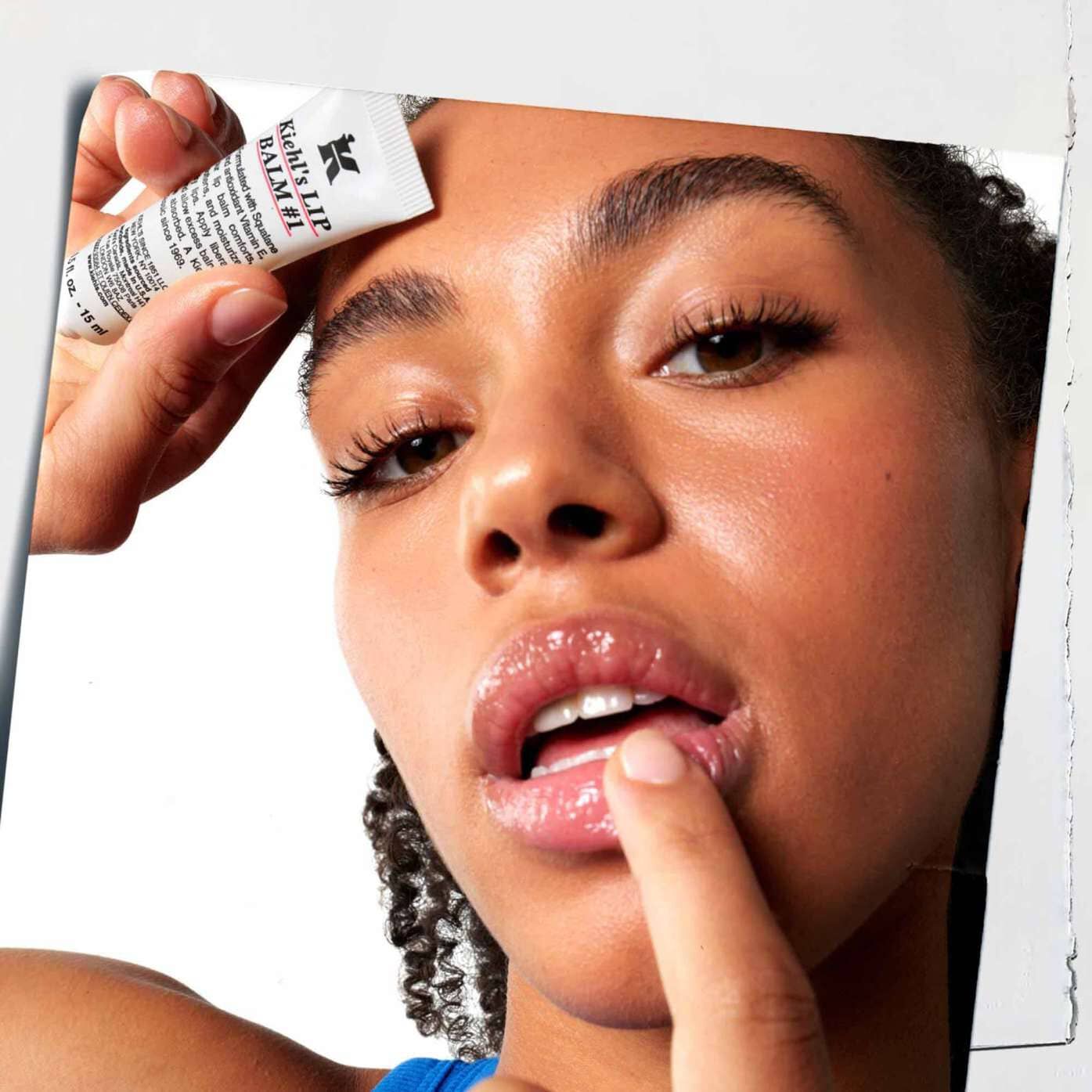 Nanašanje balzama Lip Balm #1 na ustnice, prikazuje uporabo na koži.