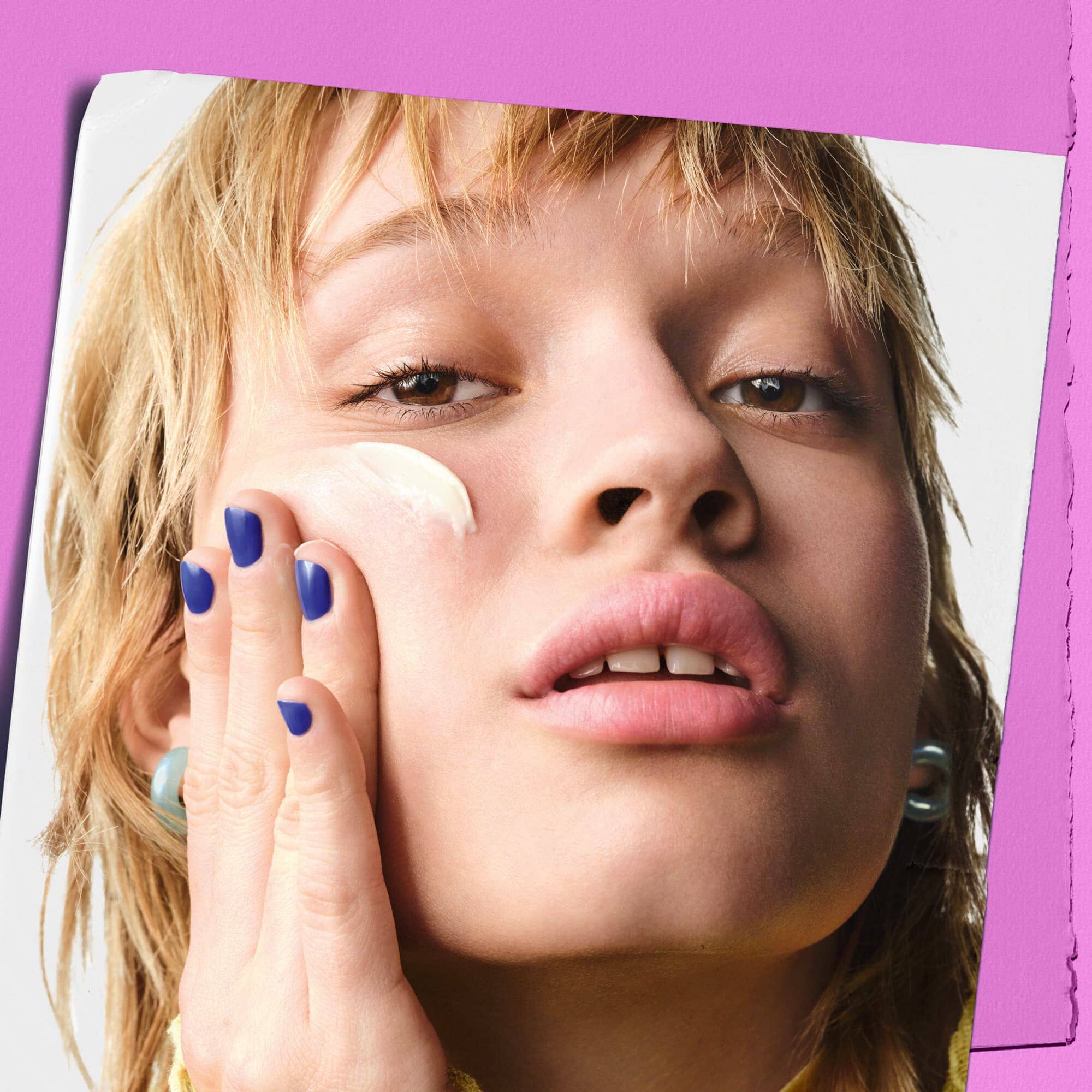 Model nanaša kremo Kiehl's Super Multi-Corrective Cream na lice