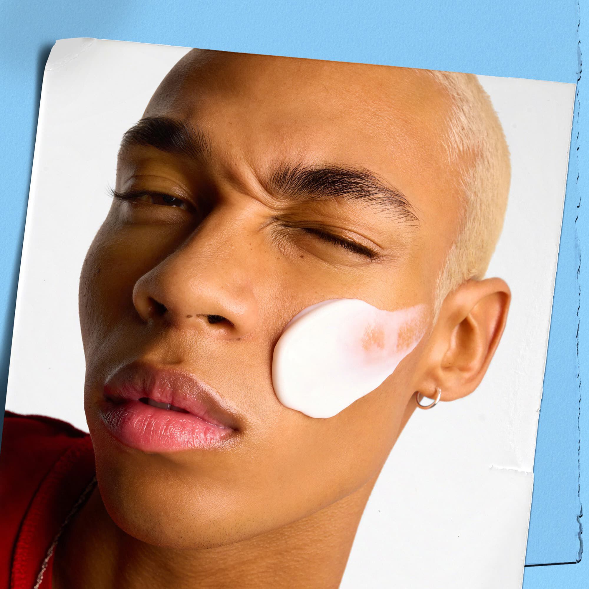 Model nanaša kremo Kiehl's Ultra Facial Cream na obraz