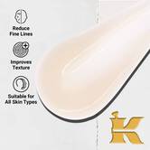Bližinski posnetek teksture Powerful-Strength Line-Reducing Concentrate. Besedilo poudarja njegovo sposobnost zmanjšanja drobnih gubic, izboljšanja teksture in primernost za vse tipe kože.