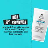 Tuba Ultra Light Daily UV Defense Aqua Gel na modrem ozadju z besedilom: »Visoka zaščita ZF za pomoč pri obrambi kože pred UVA in UVB žarki, zunanjimi onesnaževalci in prostimi radikali.«