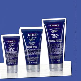 Tri stekleničke energizirajoče vlažilne nege za moške Facial Fuel, ki prikazujejo razpoložljive velikosti