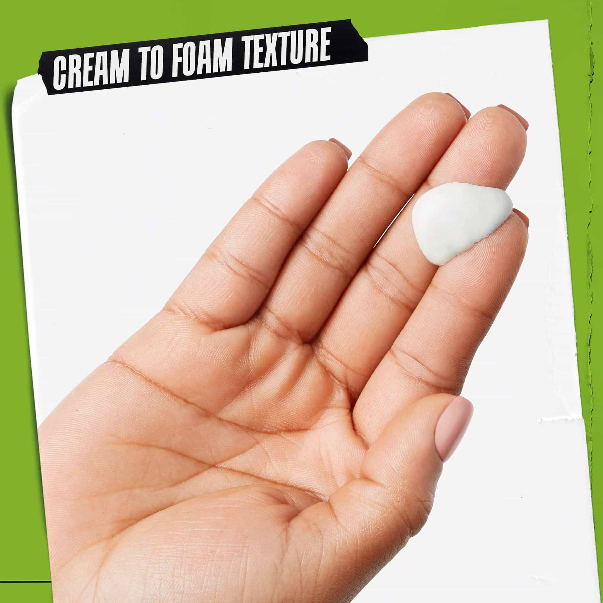 Dlan z Rare Earth Deep Pore Daily Cleanser. Besedilo poudarja: »Tekstura, ki se iz kreme spremeni v peno«.