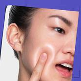 Oseba nanaša Clearly Corrective Dark Spot Solution na kožo.