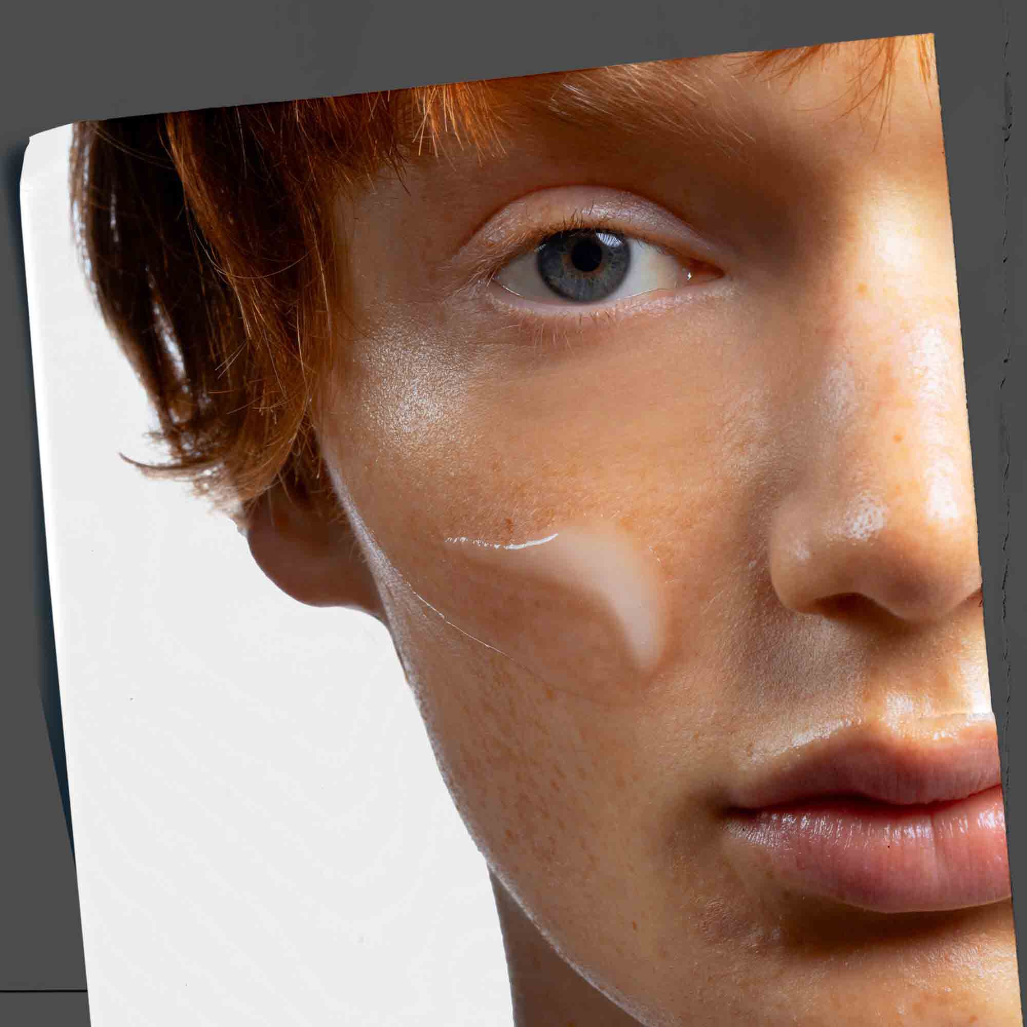 Serum Age Defender Power Serum, nanesen na obraz, ki prikazuje vsakodnevno uporabo.