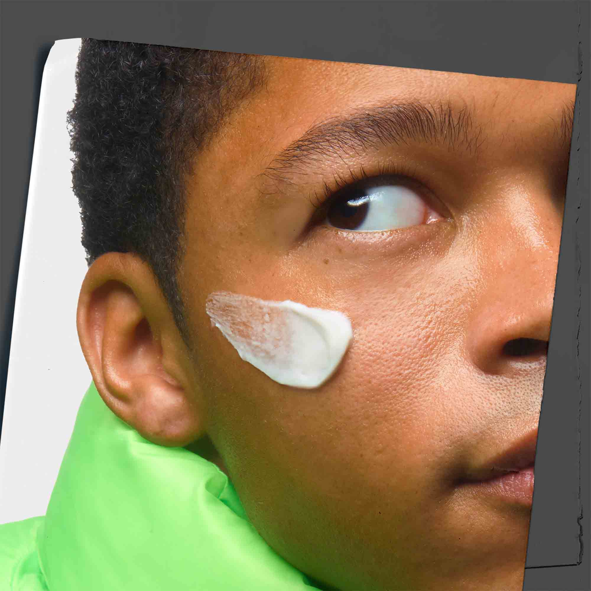 Krema Age Defender Cream Moisturizer, nanesena na obraz modela.