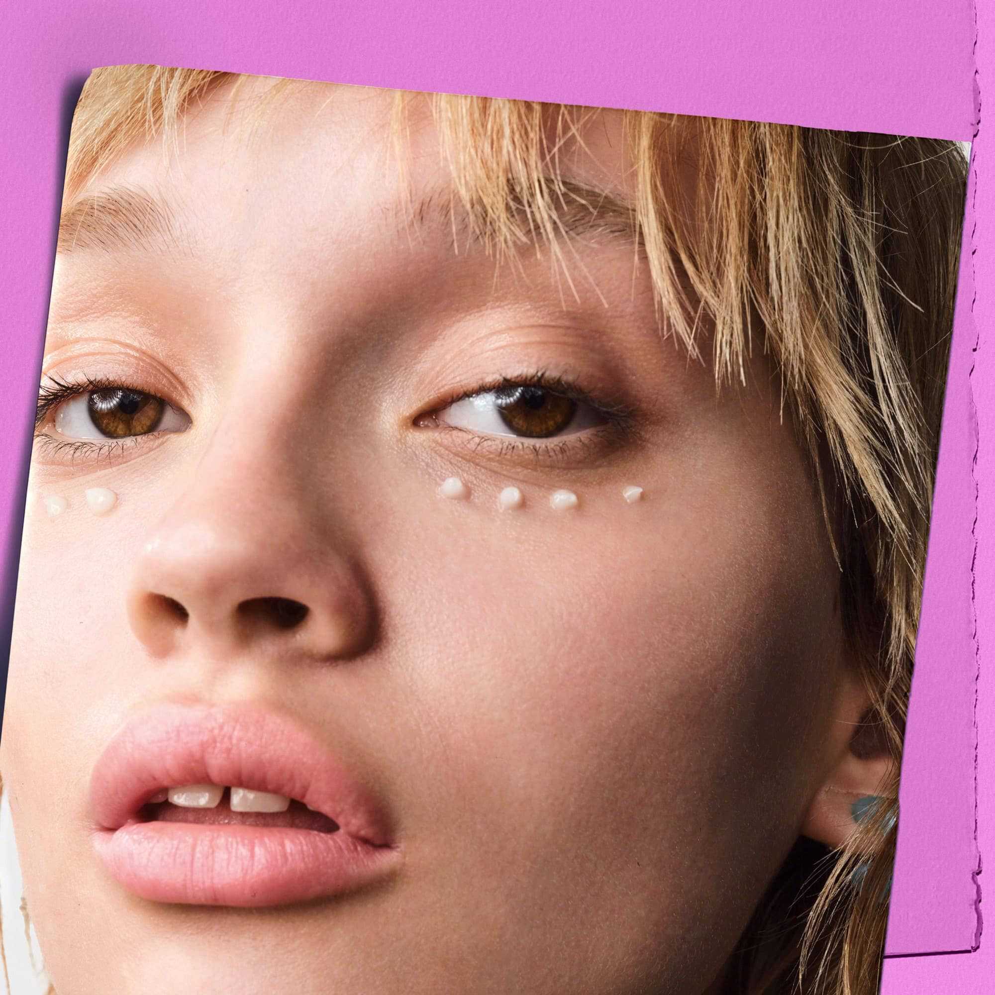 Model s pikicami kreme Kiehl's Super Multi-Corrective Eye Zone Treatment pod očmi