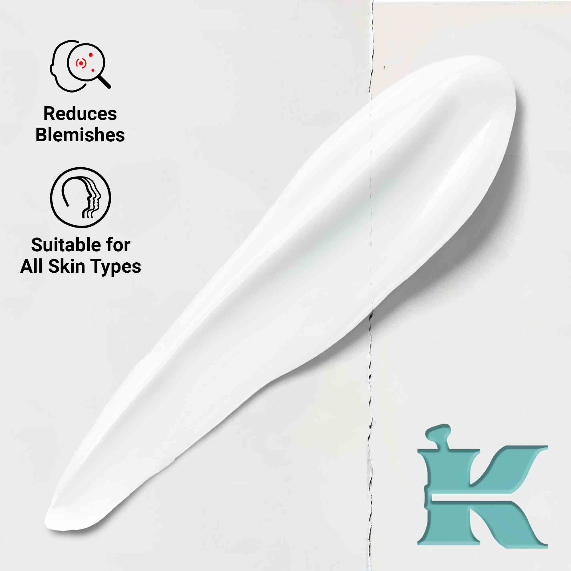 Bližinski posnetek teksture Expertly Clear Blemish-Treating & Preventing Lotion, ki prikazuje kremasto formulo. Besedilo poudarja sposobnost zmanjšanja nepravilnosti in primernost za vse tipe kože.