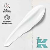 Bližinski posnetek teksture Expertly Clear Blemish-Treating & Preventing Lotion, ki prikazuje kremasto formulo. Besedilo poudarja sposobnost zmanjšanja nepravilnosti in primernost za vse tipe kože.