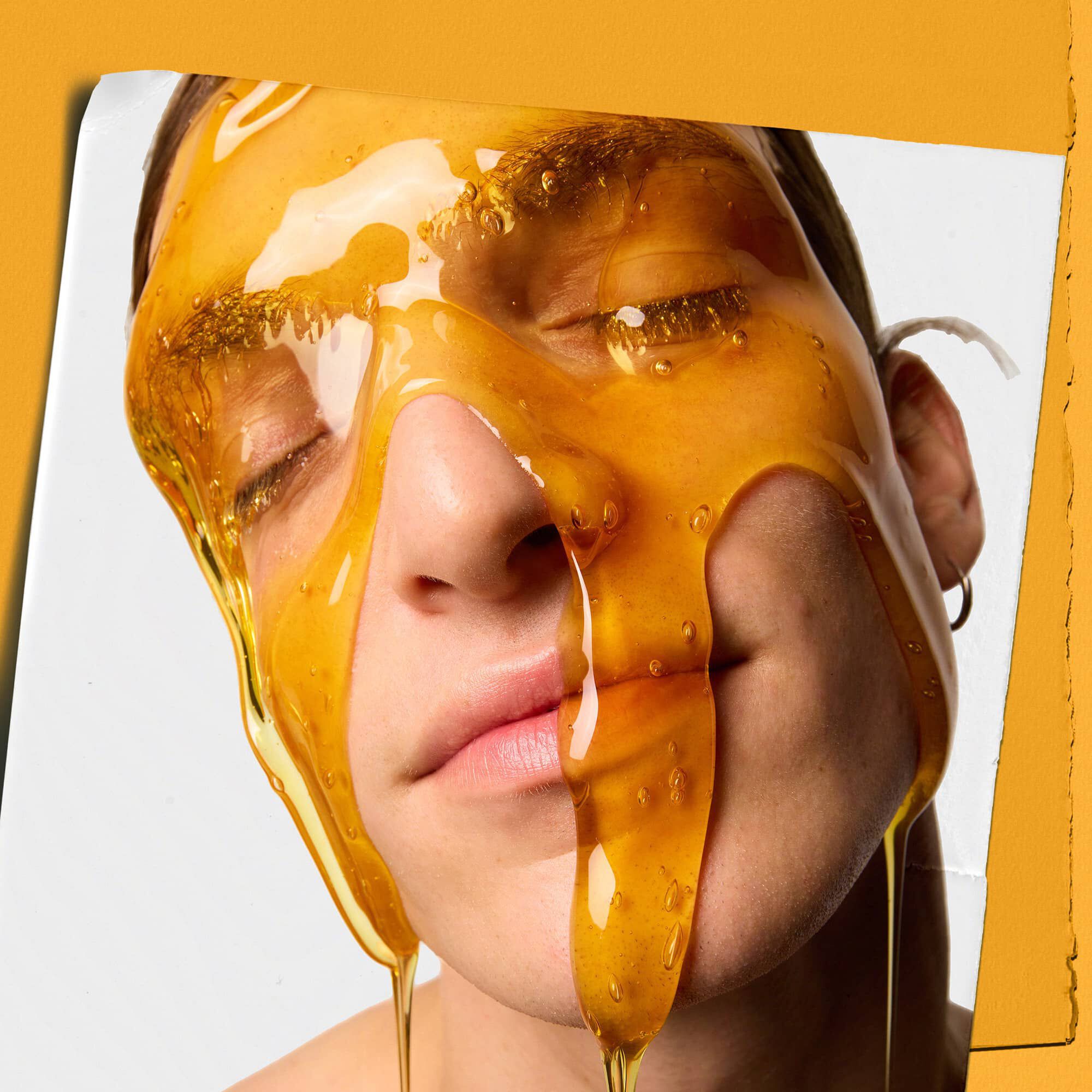 Model s čistilnim penečim gelom z ognjičem Kiehl's, ki mu teče po obrazu