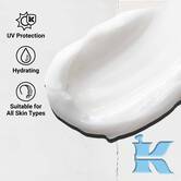 Bližinski posnetek teksture Ultra Facial Cream SPF 30, ki prikazuje lahko, kremasto formulo. Besedilo poudarja UV zaščito in vlažilne koristi.
