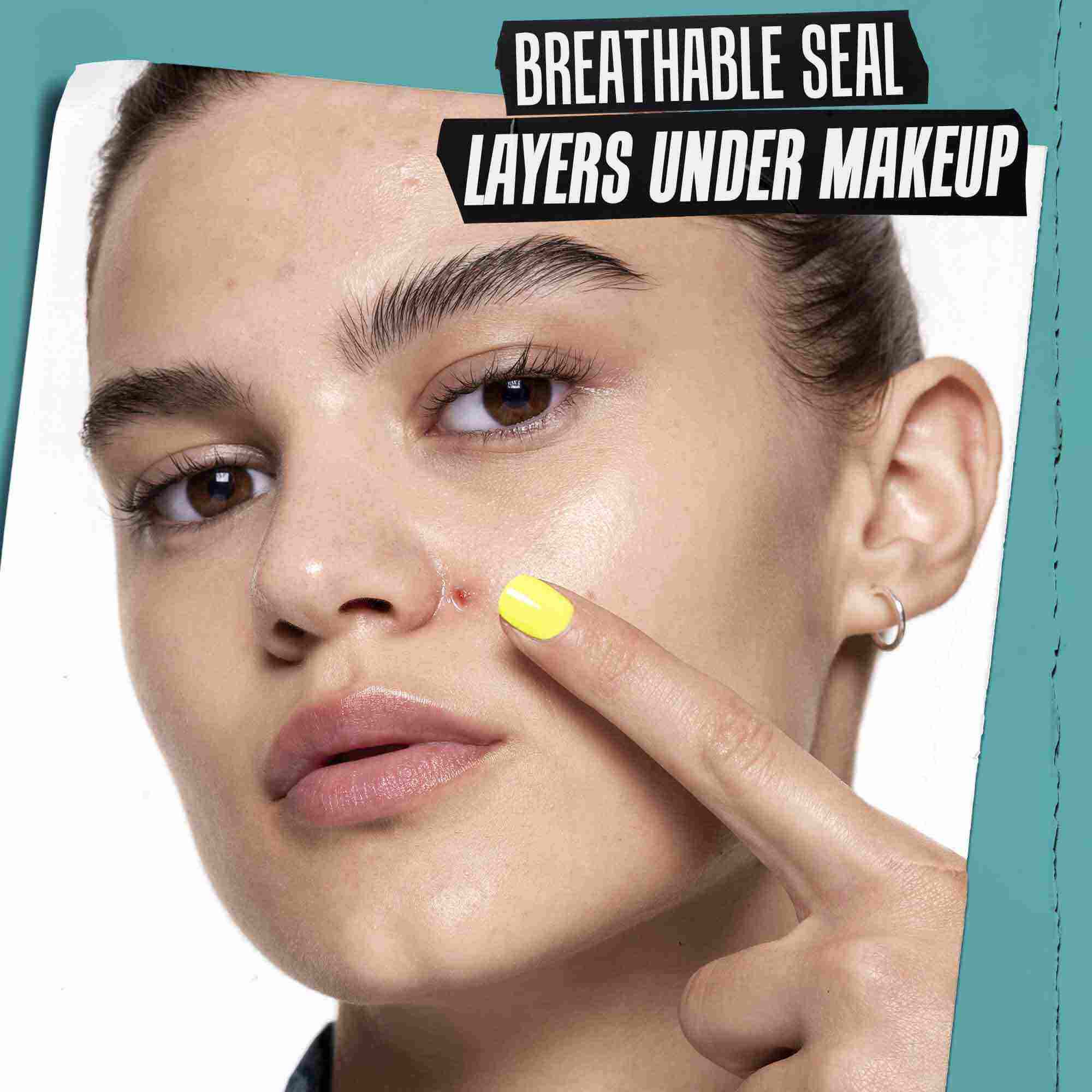 Nanašanje Truly-Targeted Blemish-Clearing Solution na kožo.
