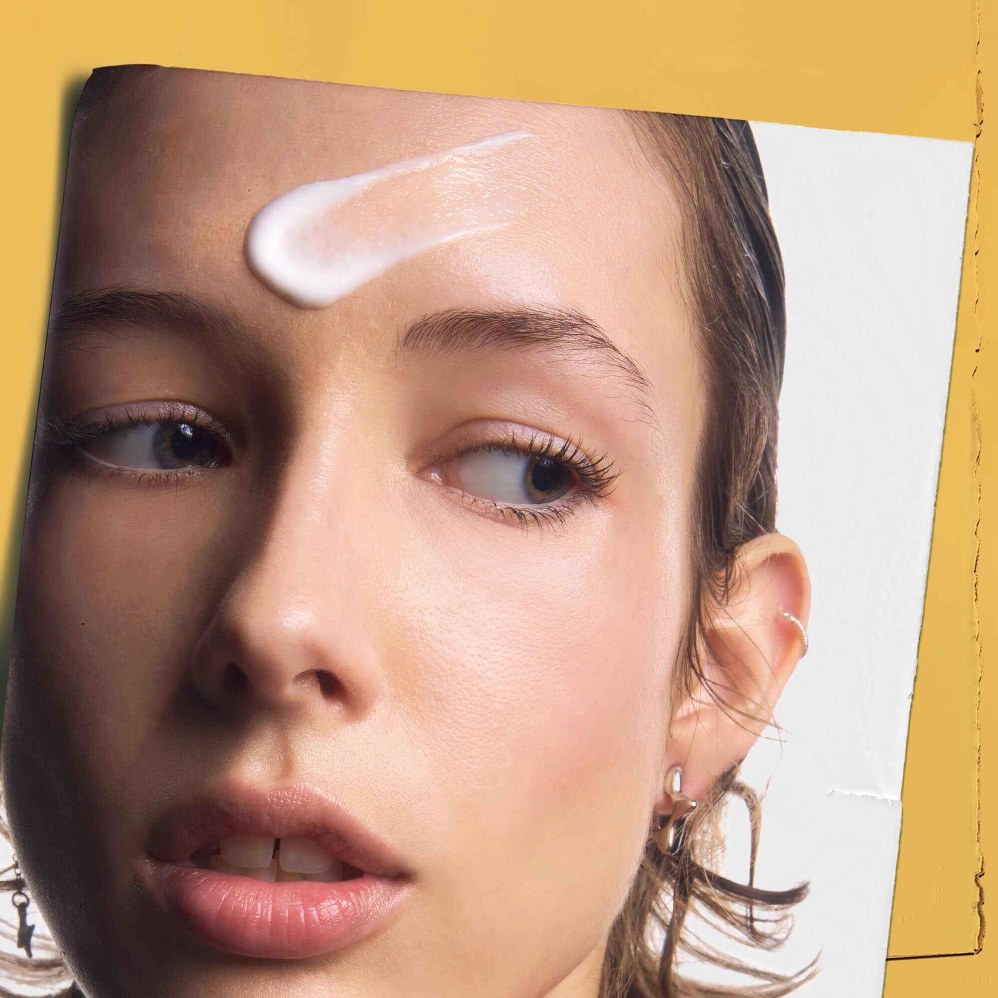 Powerful-Strength Line-Reducing Concentrate nanesen na čelo osebe, ki prikazuje uporabo.