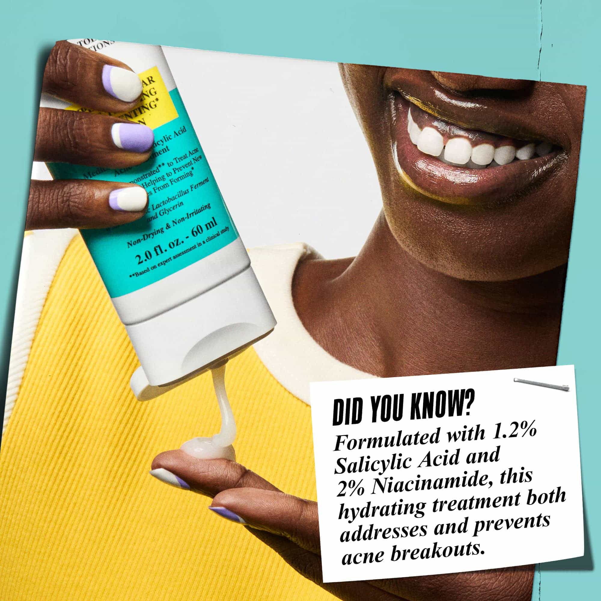 Dlan drži Expertly Clear Blemish-Treating & Preventing Lotion z besedilom: »Ali ste vedeli? Formulirano z 1,2 % salicilne kisline in 2 % niacinamida, ta vlažilni tretma obravnava in preprečuje aktivne akne.«