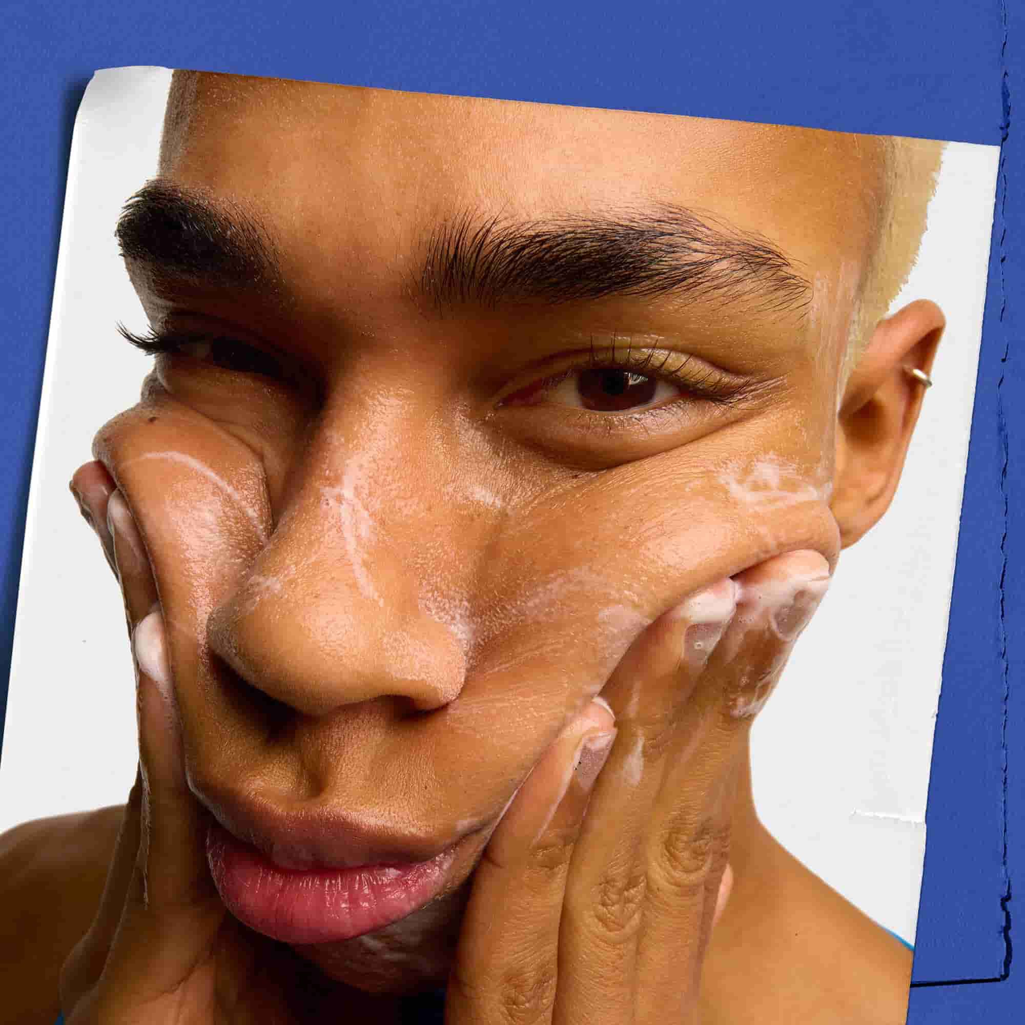 Model uporablja energizirajoči gel za čiščenje obraza za moške Kiehl's Facial Fuel