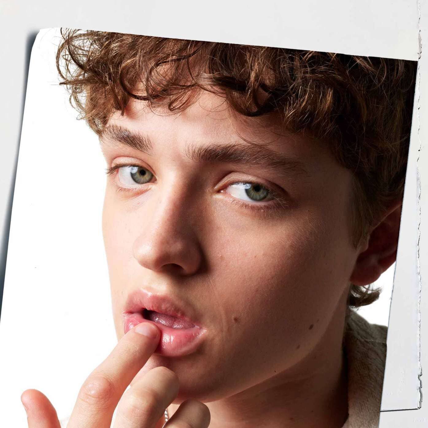 Nanašanje balzama Lip Balm #1 na ustnice, prikazuje vlažilni učinek na koži.