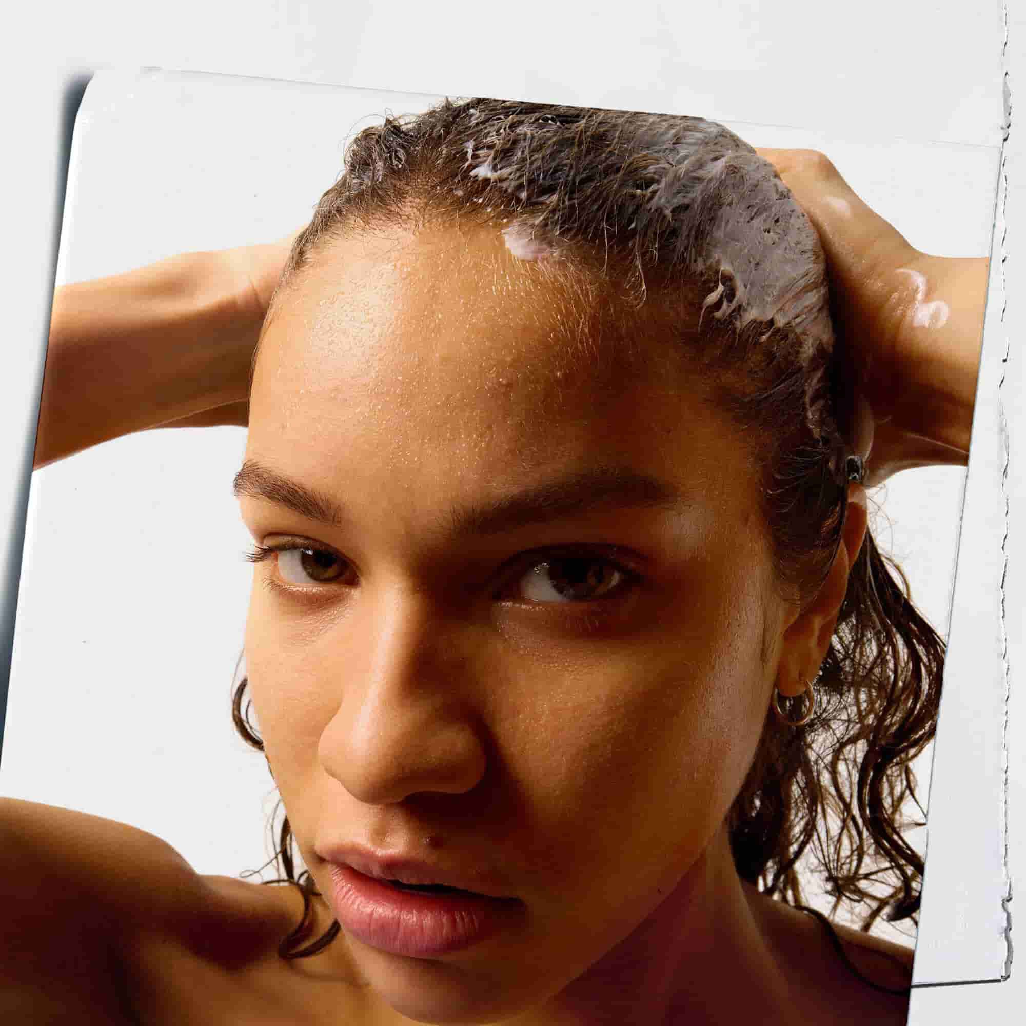 Model, ki uporablja Kiehl's Amino Acid Conditioner na svojih laseh