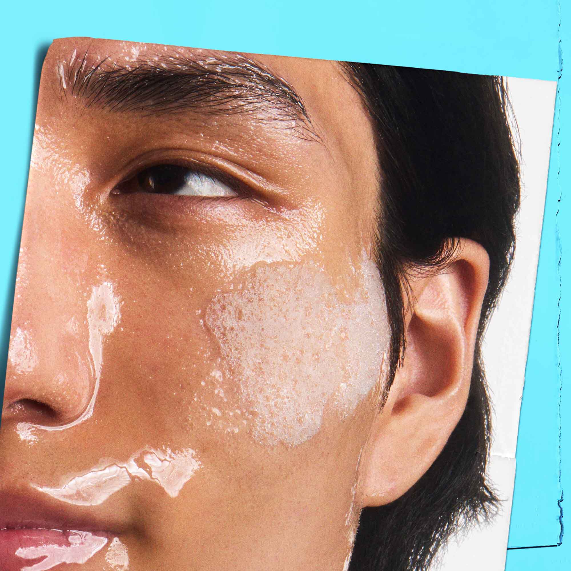 Ultra Facial Oil-Free Cleanser se nanaša na kožo.