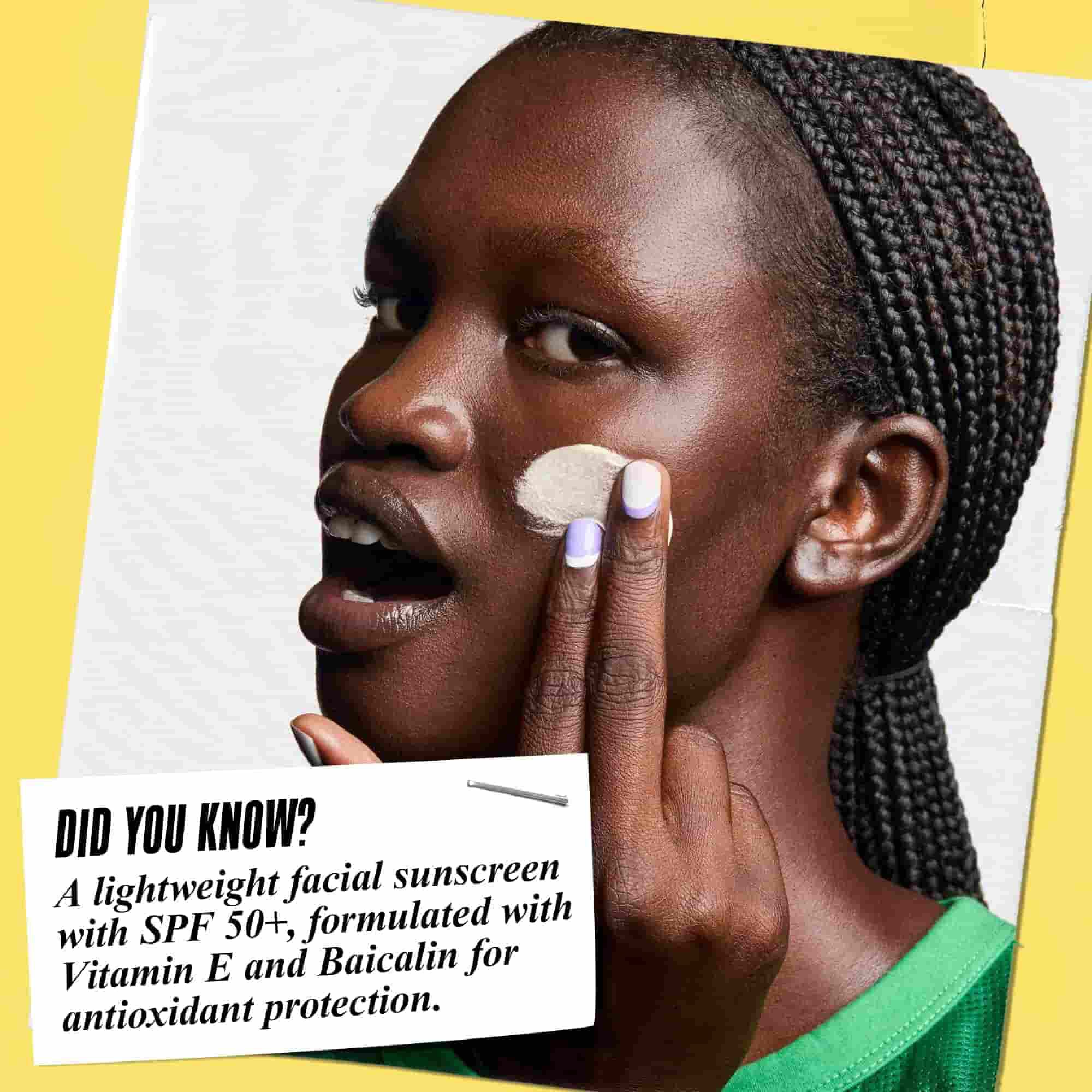 Ultra-Light Daily UV Defense se nanaša na obraz. Besedilo se glasi: »Ali ste vedeli? Lahka krema za sončenje za obraz z ZF 50+, formulirana z vitaminom E in bajkalinom za antioksidativno zaščito.«