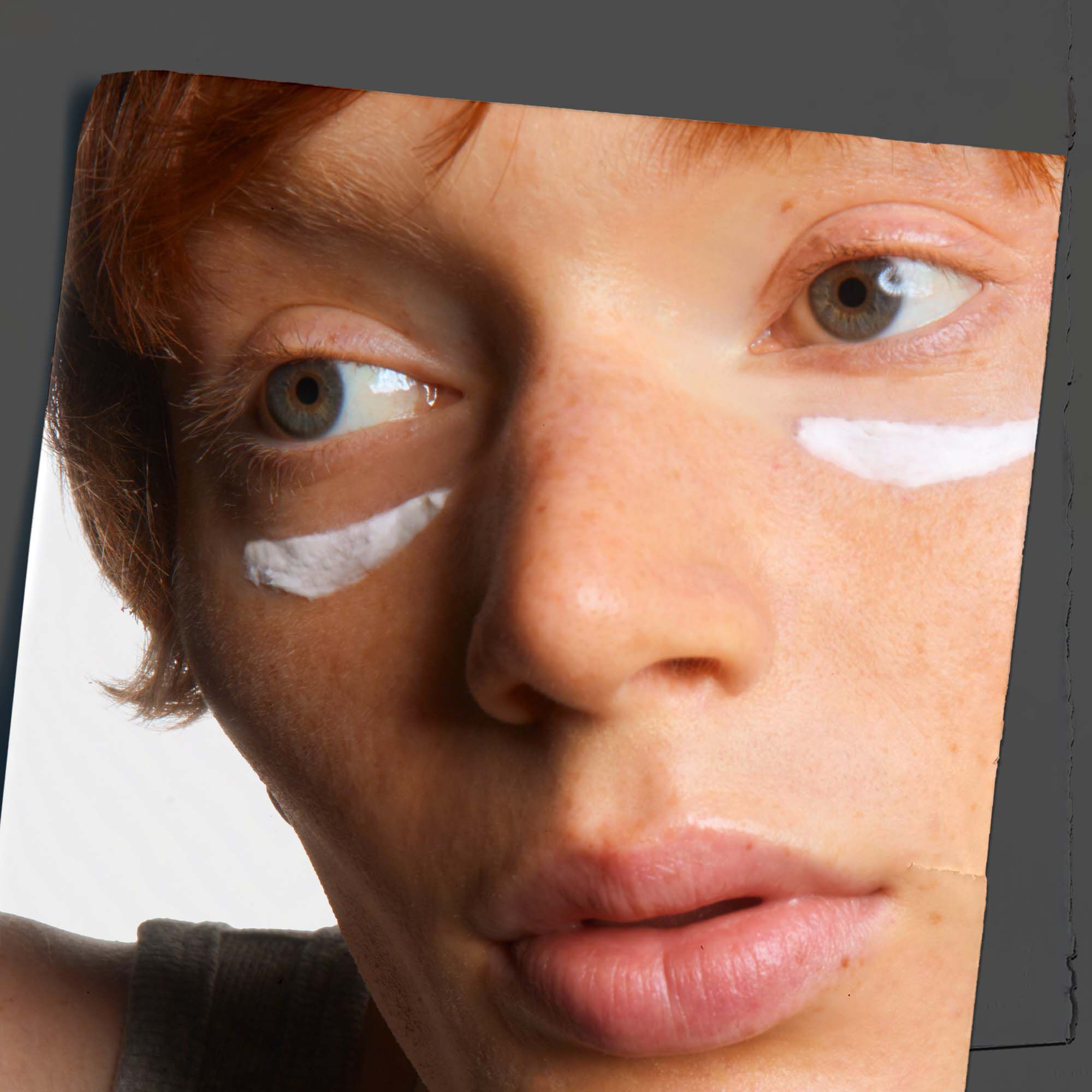 Bližinski posnetek kože, ki prikazuje nanašanje kreme Kiehl's Age Defender Eye Repair.