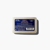 200-gramsko milo Kiehl's Ultimate Man Body Scrub Soap na belem ozadju.