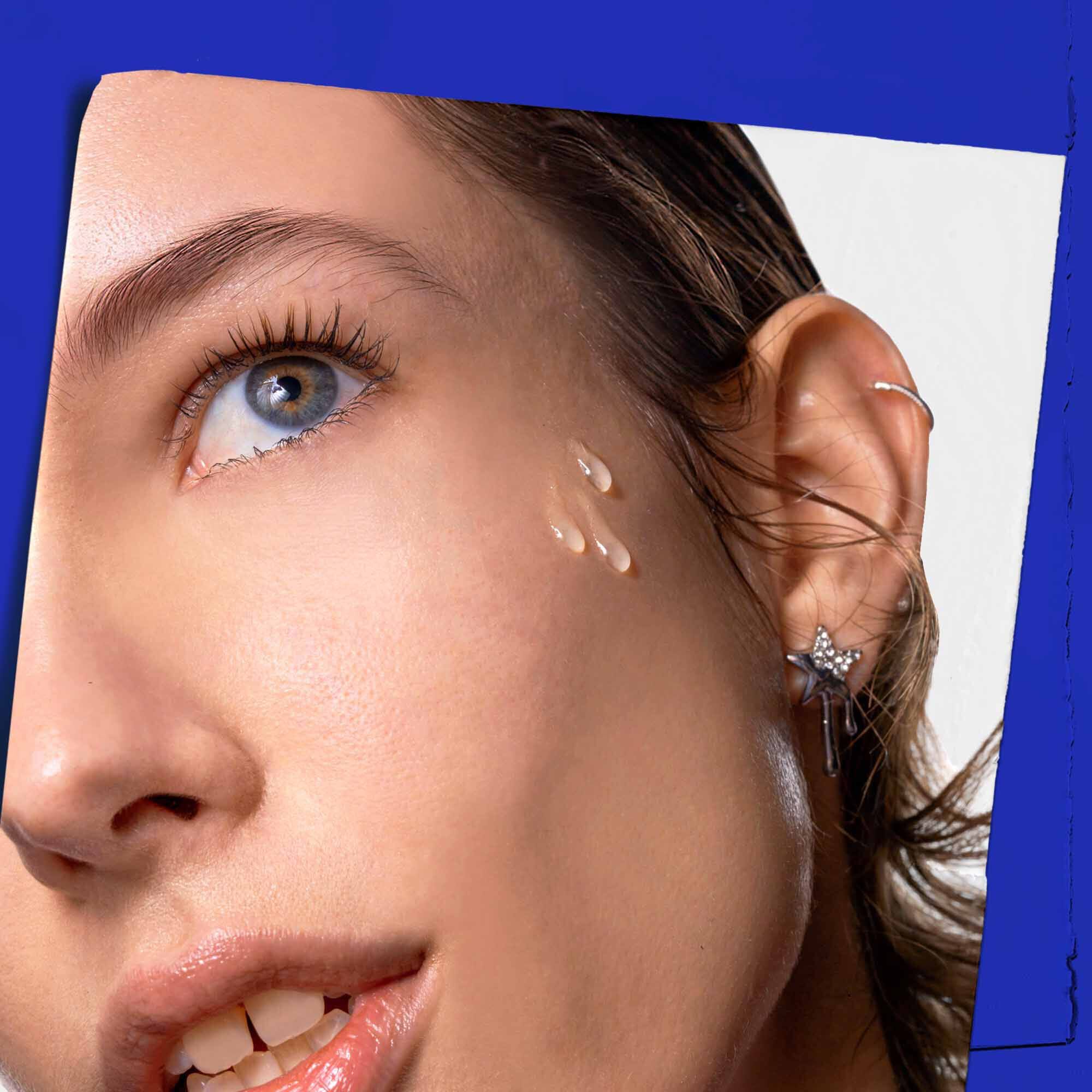 Olje za obraz Midnight Recovery Concentrate naneseno na kožo.