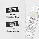 Steklenička šampona Kiehl's Amino Acid s prednostmi: »Mehkejši, vidno bolj gladki lasje« in »Gostejši lasje z večjim volumnom«