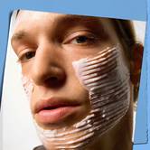 Model z vzorcem teksture kreme Kiehl's Ultra Facial Barrier Cream na obrazu