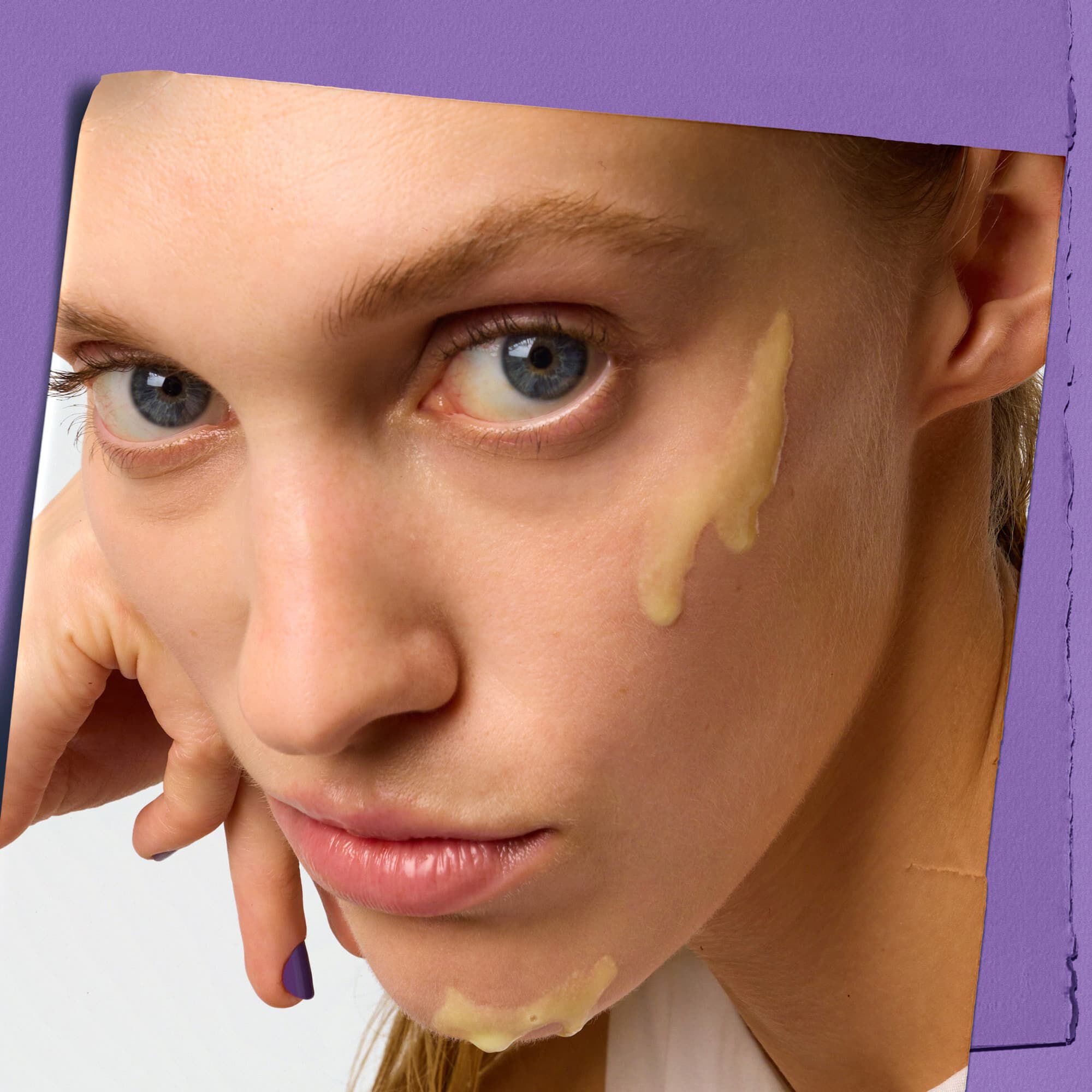 Model z vzorcem nočnega seruma za zmanjšanje gub Kiehl's Retinol Fast Release na obrazu