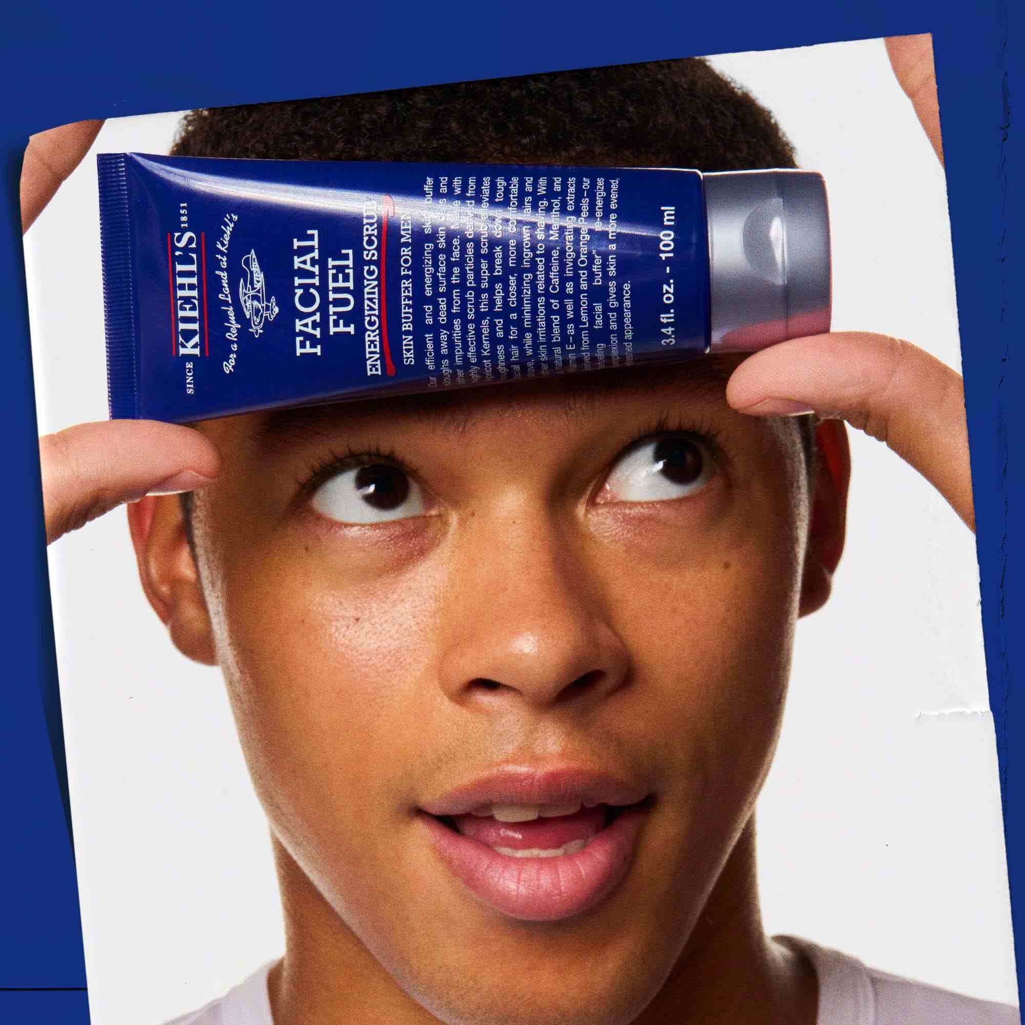 Izdelek Facial Fuel Energizing Scrub v dlaneh, ki prikazuje uporabo.