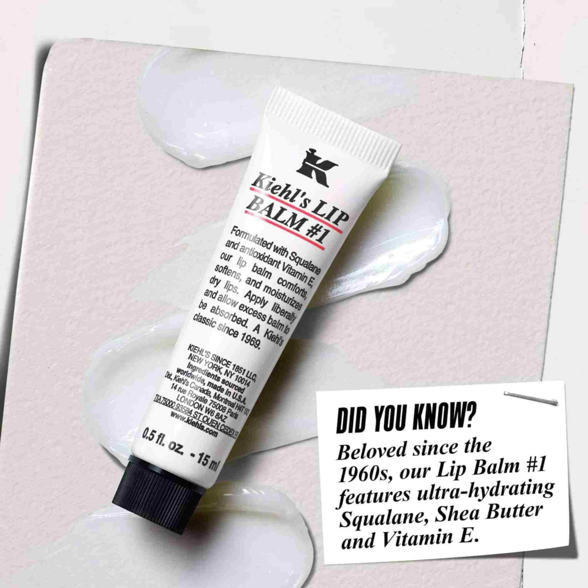 Tuba balzama Lip Balm #1 na beli površini z besedilom: »Ali ste vedeli? Formulirano s skvalanom, karitejevim maslom in vitaminom E za navlažene, bolj gladke ustnice.«