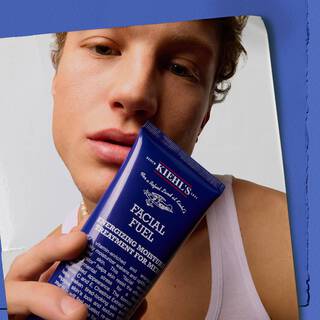 Model drži vlažilno kremo za obraz za moške Kiehl's Facial Fuel Energizing Moisture Treatment