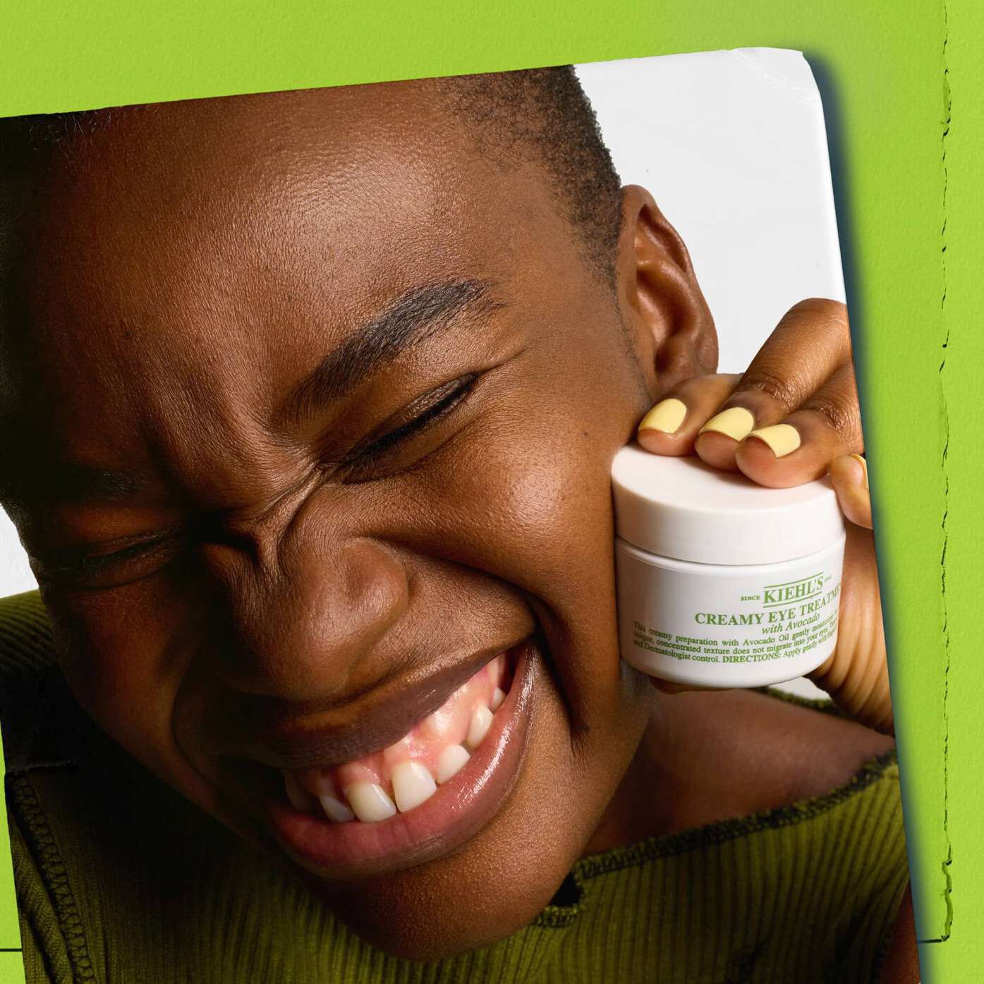 Model drži posodico Kiehl's Creamy Eye Treatment z avokadom