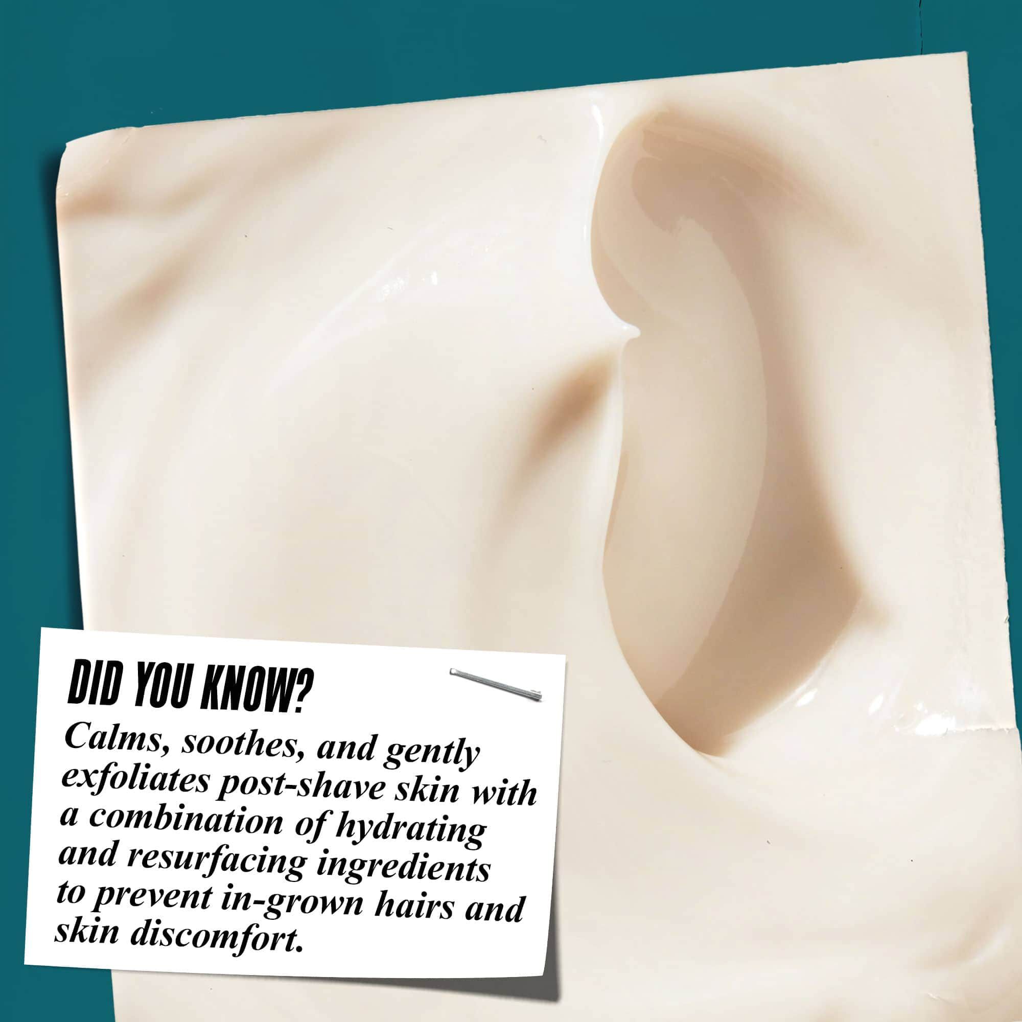 Bližinski posnetek teksture Close Shavers Squadron Smooth Glider Precision Shave Lotion. Besedilo se glasi »Ali ste vedeli? Pomirja, blaži in nežno lušči kožo po britju s vlažilnimi in pomlajevalnimi sestavinami za zmanjšanje izpuščajev in nelagodja na koži.«