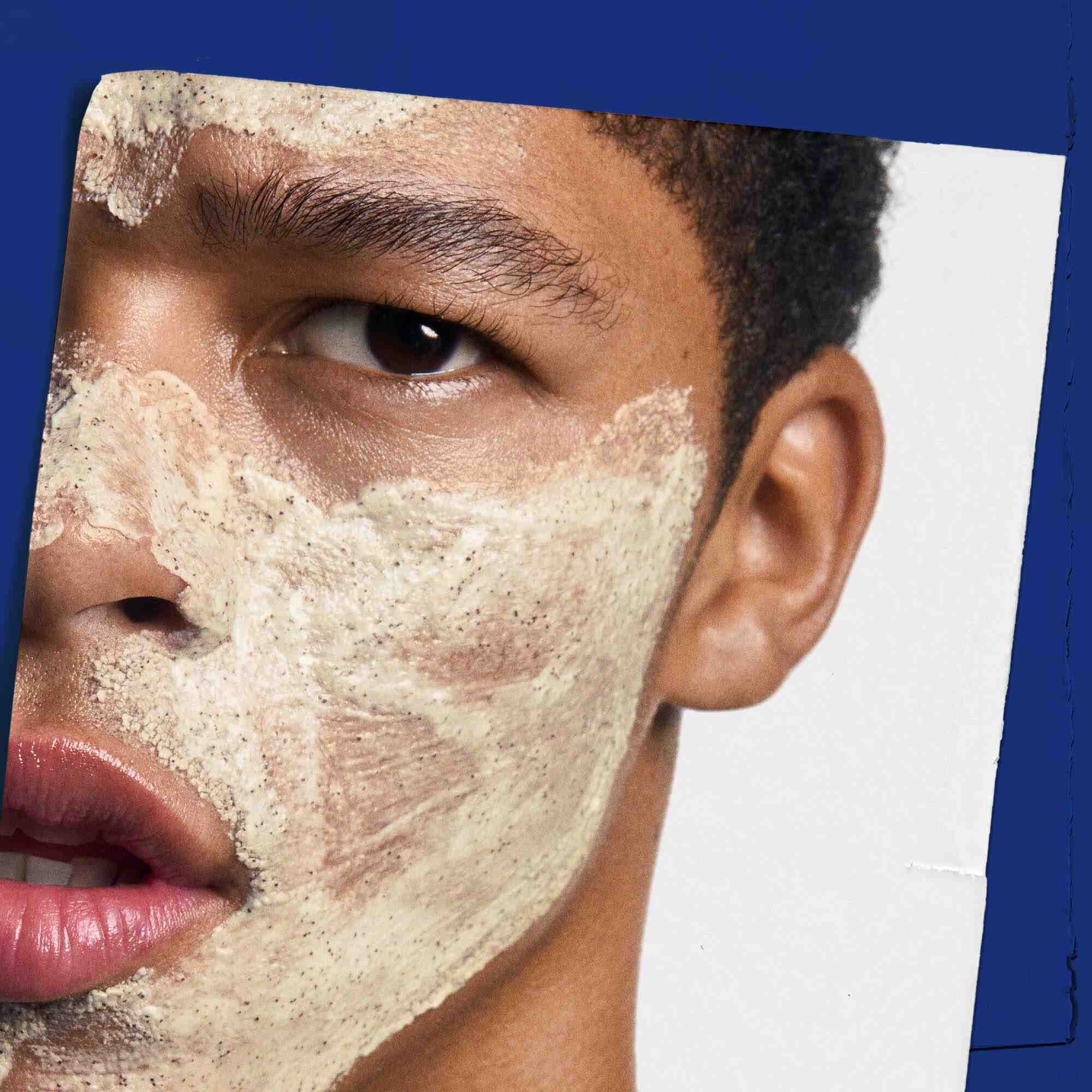 Izdelek Facial Fuel Energizing Scrub na obrazu, ki prikazuje uporabo.